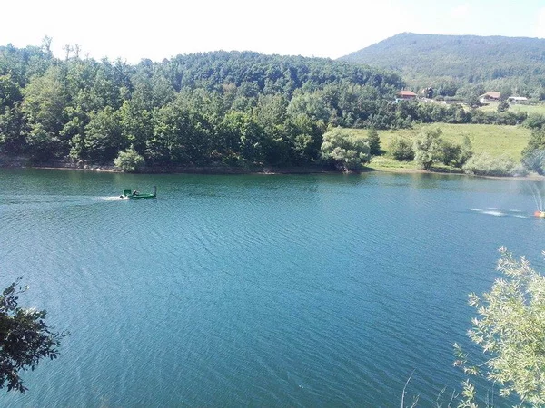 Čamac koji vidite je u stvari mašina za skupljanje jezerske trave, nešto kao vodena kosilica.